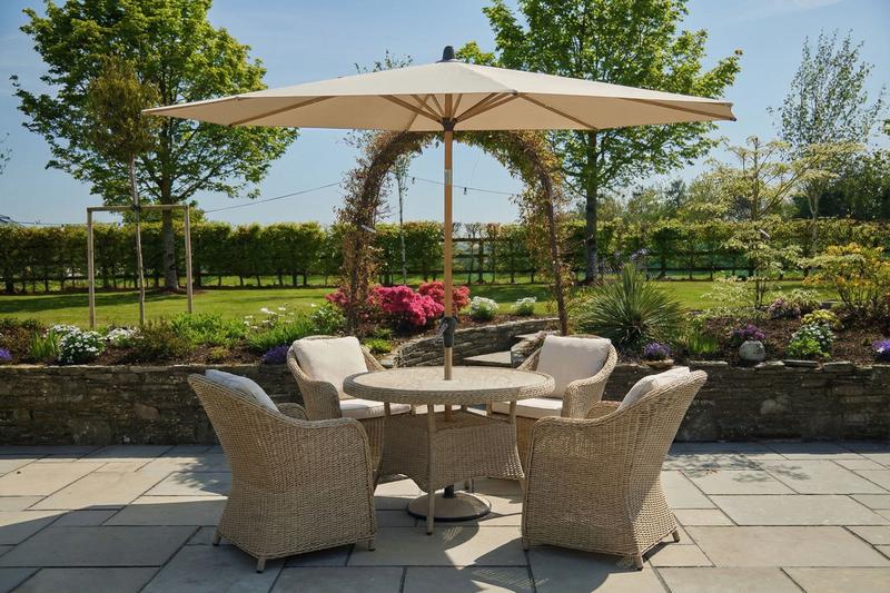 Hattie Garden Round Dining Set & Parasol